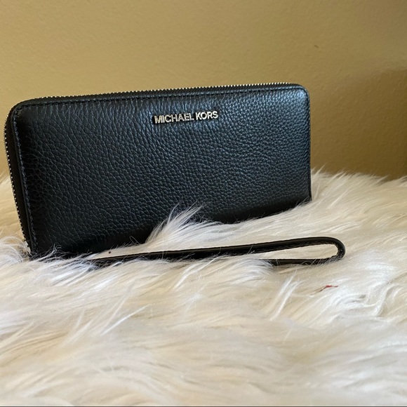 Michael Kors Handbags - Final sale 🌹Michael Kors jet set travel large continental wallet